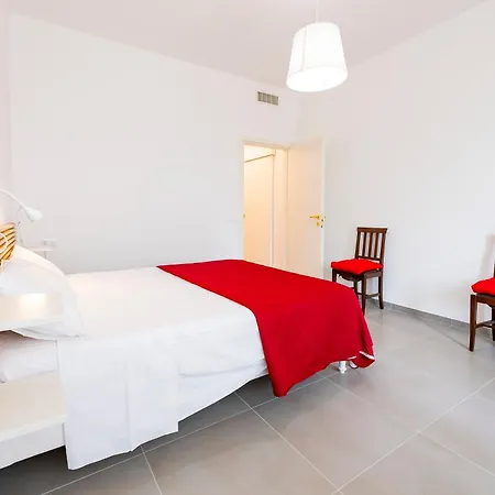 Casa Leda - Modern Near Seafront With Parking!