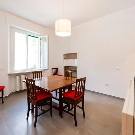 Апартаменты Casa Leda - Modern Near Seafront With Parking!