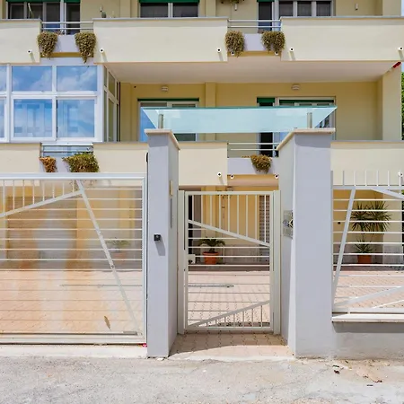 Casa Leda - Modern Near Seafront With Parking! *