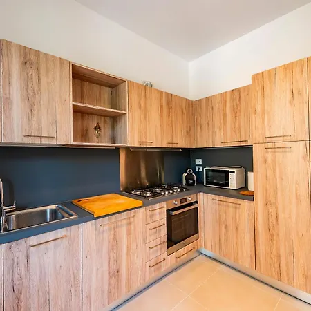 Casa Leda - Modern Near Seafront With Parking!