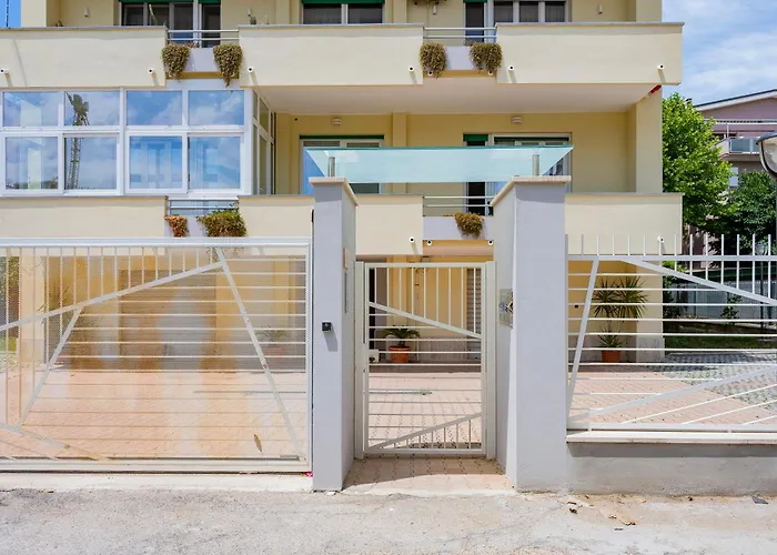 Casa Leda - Modern Near Seafront With Parking! *