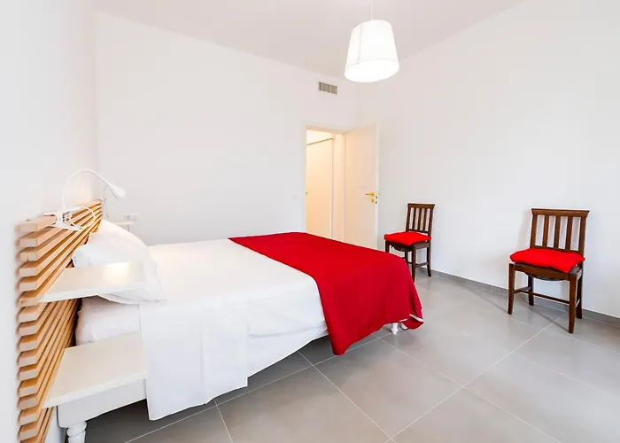 Casa Leda - Modern Near Seafront With Parking!