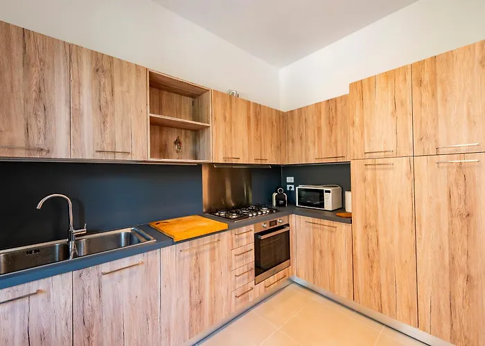 Casa Leda - Modern Near Seafront With Parking!